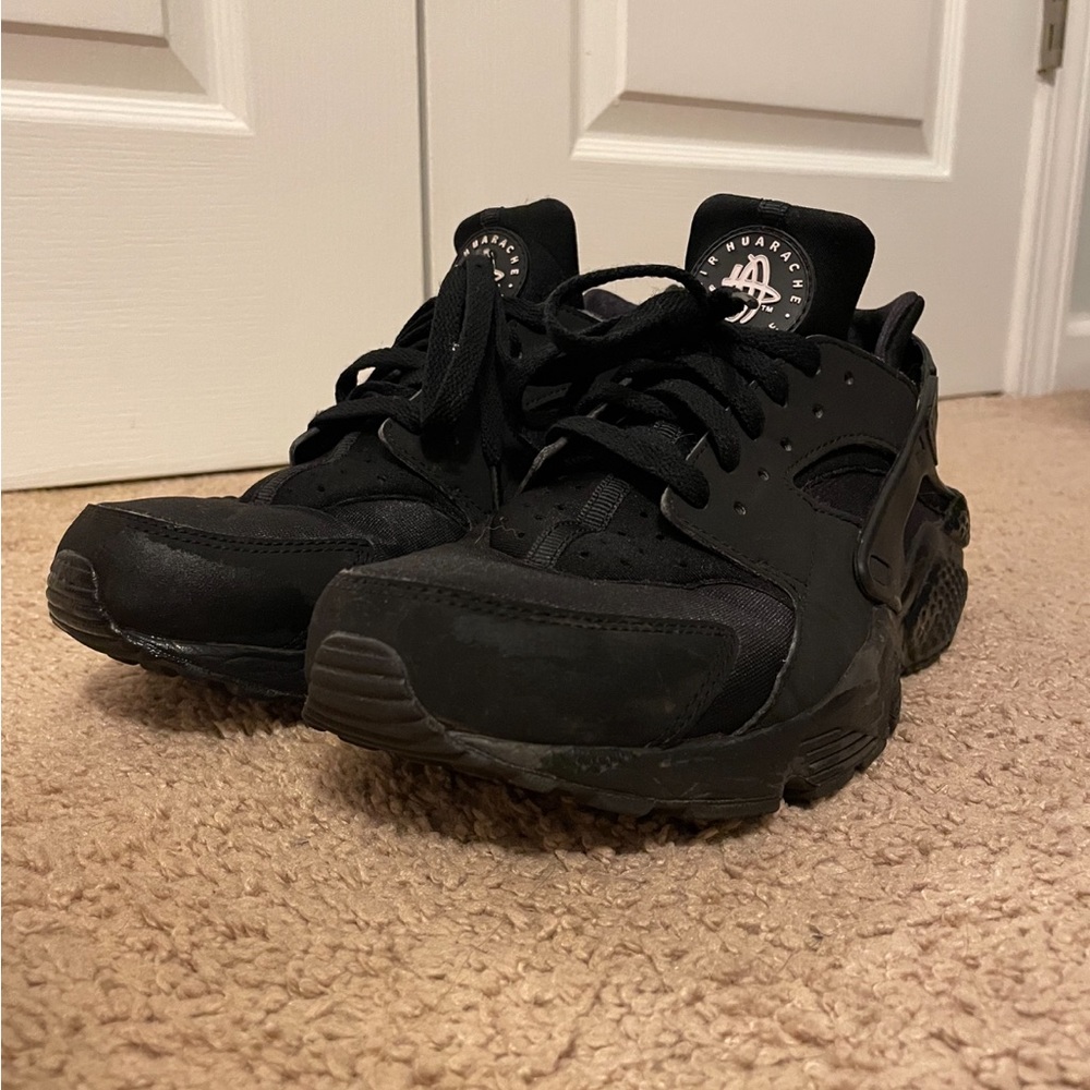 Women’s Nike Black Huarache size 8.5